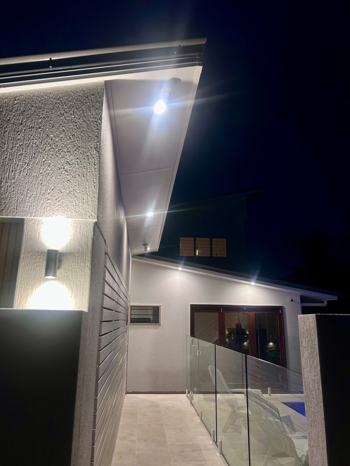 Outdoor downlight installations